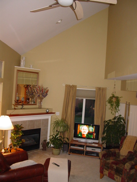 Фотография гостиной комнаты в кремовом цвете
