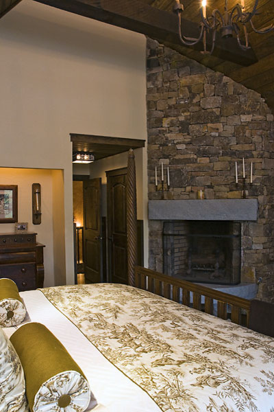 Современный дизайн спальни в бежево-коричневых тонах
