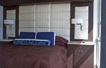 Интерьер современной спальной комнаты в теплых тонах