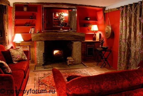 Красная гостиная с камином.