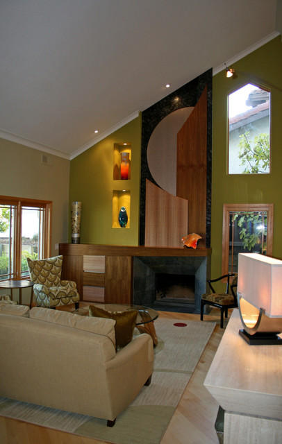 Красивая фотография современной гостиной комнаты с камином