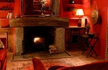Красная гостиная с камином.